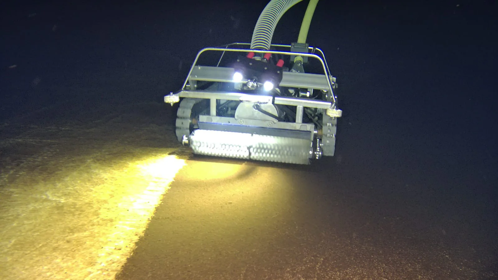 WEDA VR600 ради под водом на осветљеном дну резервоара.